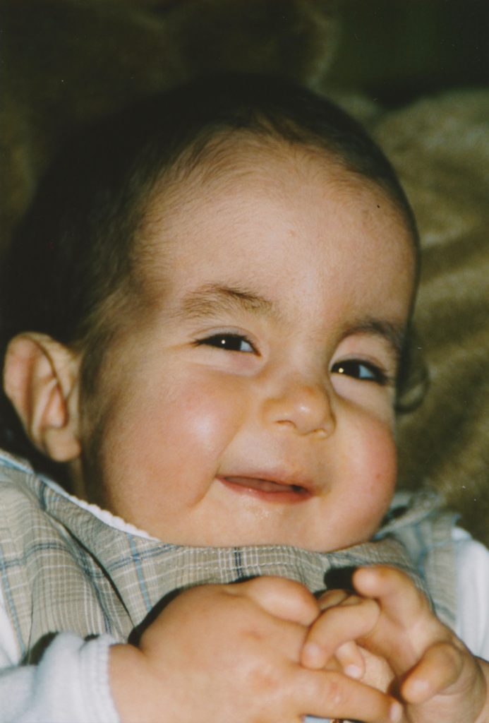 Jaël mit zwei Jahren, lachend auf einem Sitzsack