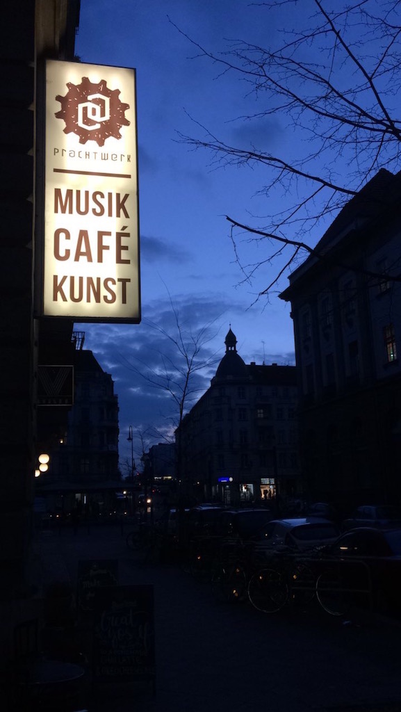 Leuchtreklame des Prachtwerk mit dem Logo und den Worten "Musik, Café, Kunst"