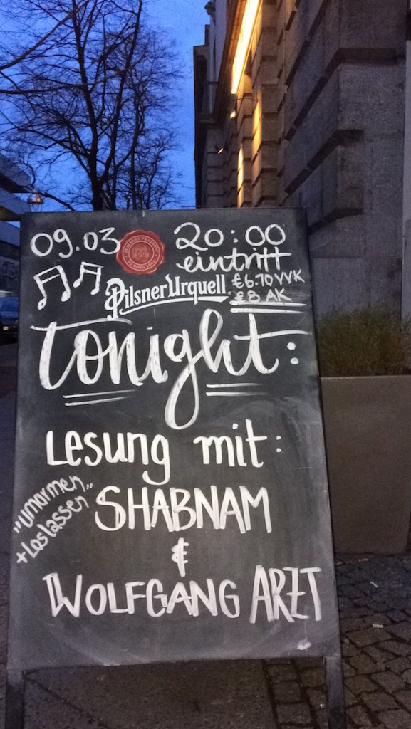 Tafel vor dem Eingang des Prachtwerk, auf der steht: 09.03. 20:00 Uhr tonight: »Umarmen und loslassen« Lesung mit Shabnam & Wolfgang Arzt