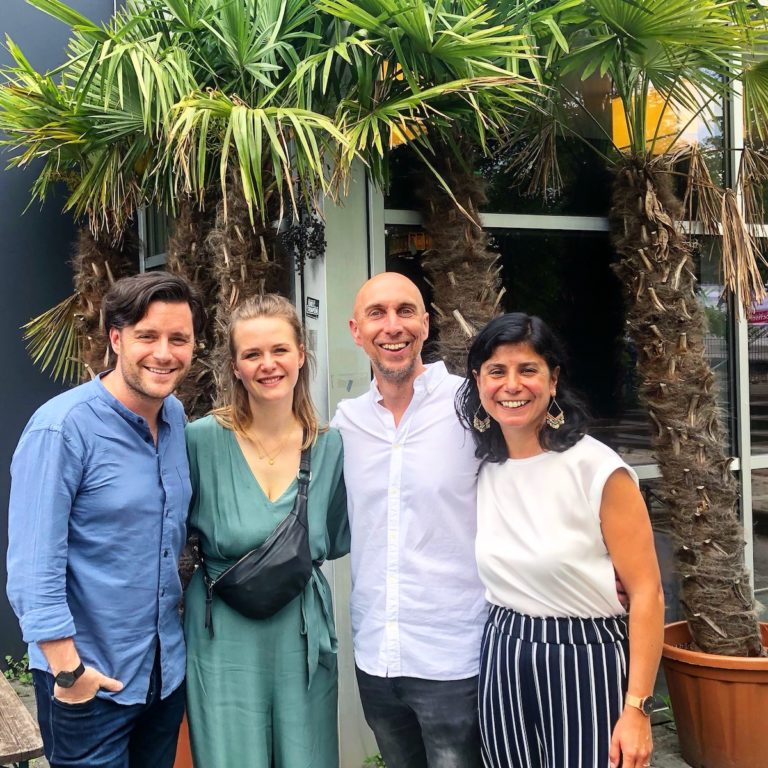 Marco Lombardo, Annika Boos, Wolfgang Arzt und Shabnam Arzt stehen vor einer Palme auf der Terrasse des FZW Dortmund
